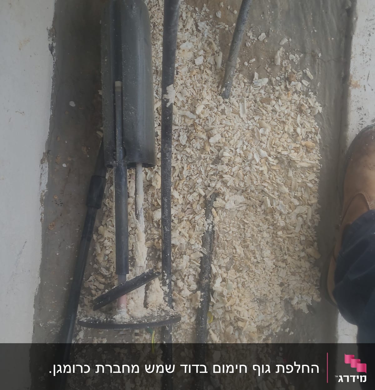 צינורות ומחברים על רצפה עם שבבים
